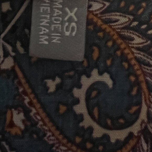 Cinch button up long sleeve Fun paisley pattern! - Picture 3 of 3